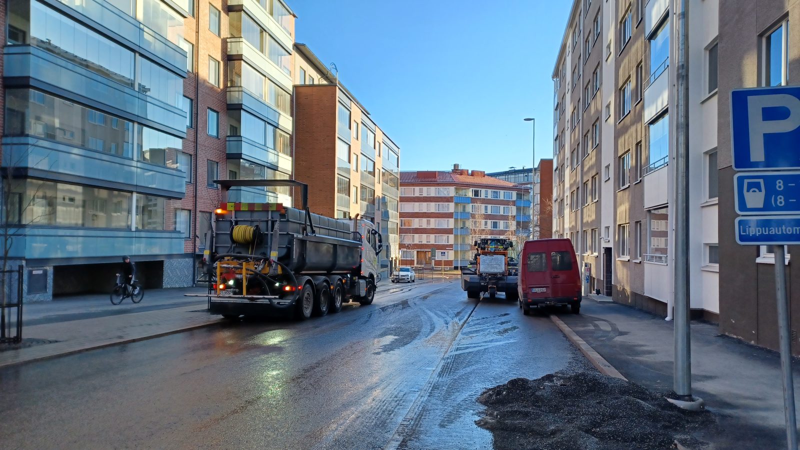 Katupölyn pitoisuudet kohoavat keväällä – muista oikea ajoitus ja kosteus